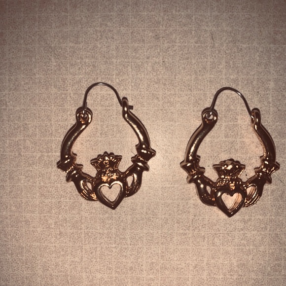 💕Vintage Gold Claddagh Hollow Hoop Earrings 💕 - Picture 4 of 4